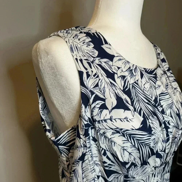 Lavena Sleeveless Sheath Dress  - Tropical Print - Picture 3 of 9
